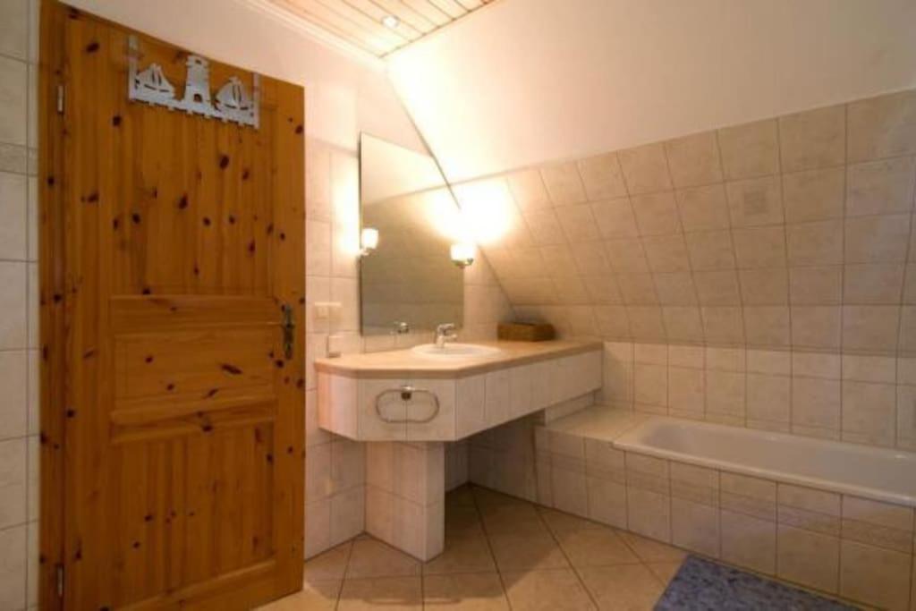 Großes familienfreundliches Ferienhaus Born Exterior foto
