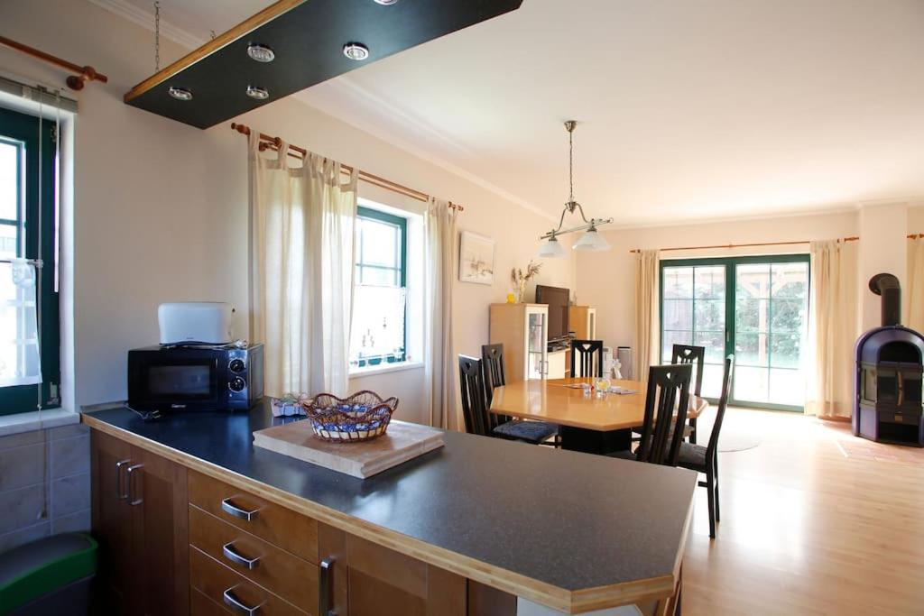 Großes familienfreundliches Ferienhaus Born Exterior foto